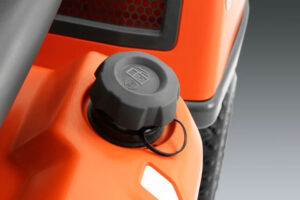 Externe brandstofdop met extra brede opening voor gemakkelijk bijtanken zonder de motorkap te openen.
