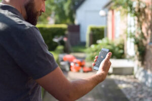 Husqvarna Connect-app voor toegang tot handleidingen, tips, onderdelen en inzicht in de status van verbonden apparatuur.