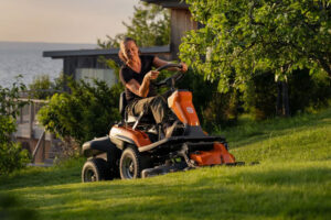 Vierwielaandrijving (AWD) voor betrouwbare tractie en stabiliteit op hellingen en moeilijk terrein.