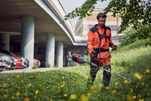 Stille werking Het geluidsniveau van onze accumachines is tot 13 dB(A) lager dan dat van een benzinemachine – een enorm verschil. Een reductie van 3 dB(A) wordt doorgaans ervaren als een halvering van het geluidsniveau. Dit maakt het werk voor jou een stuk aangenamer – en stelt je ook in staat om in de meest openbare omgevingen te werken.