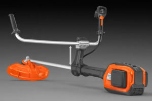 Husqvarna 525iRXT bosmaaier met hoge stuurtoren voor optimale beenruimte op hellingen