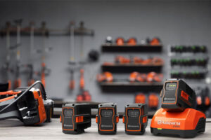 Eén accu voor alle machines De 36V Li-ion accu is ontworpen voor veeleisend, langdurig professioneel gebruik. Hij past in al onze handgedragen machines, zodat u met dezelfde accu snel van machine (trimmer, kettingzaag, bladblazer of heggenschaar) kunt wisselen en met werken door kunt gaan.