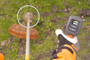 ErgoFeed™ trimmerfunctie ErgoFeed™ trimmerfunctie Met de ErgoFeed™-functie kunt u de trimmerdraad voeren met een simpele druk op de knop op de rechter handgreep. Dit vermindert het risico van onbedoelde invoer, waardoor het verbruik van de trimmerdraad wordt geminimaliseerd. De ErgoFeed™-trimmerkop is ontworpen met een minimum aan bewegende delen, wat hem robuust en duurzaam maakt.