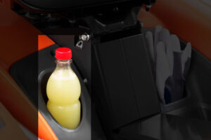 Praktische fleshouder op de zitmaaier voor het meenemen van een drinkfles.