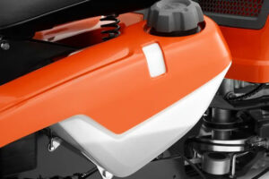 Transparante brandstoftank voor het direct aflezen van de brandstofvoorraad.
