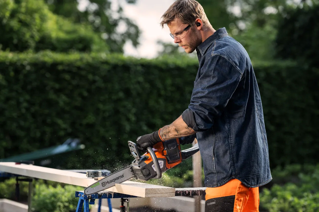 Husqvarna Accukettingzaag 215i met 30 cm zaagblad (Inclusief Accu & lader) - Afbeelding 3
